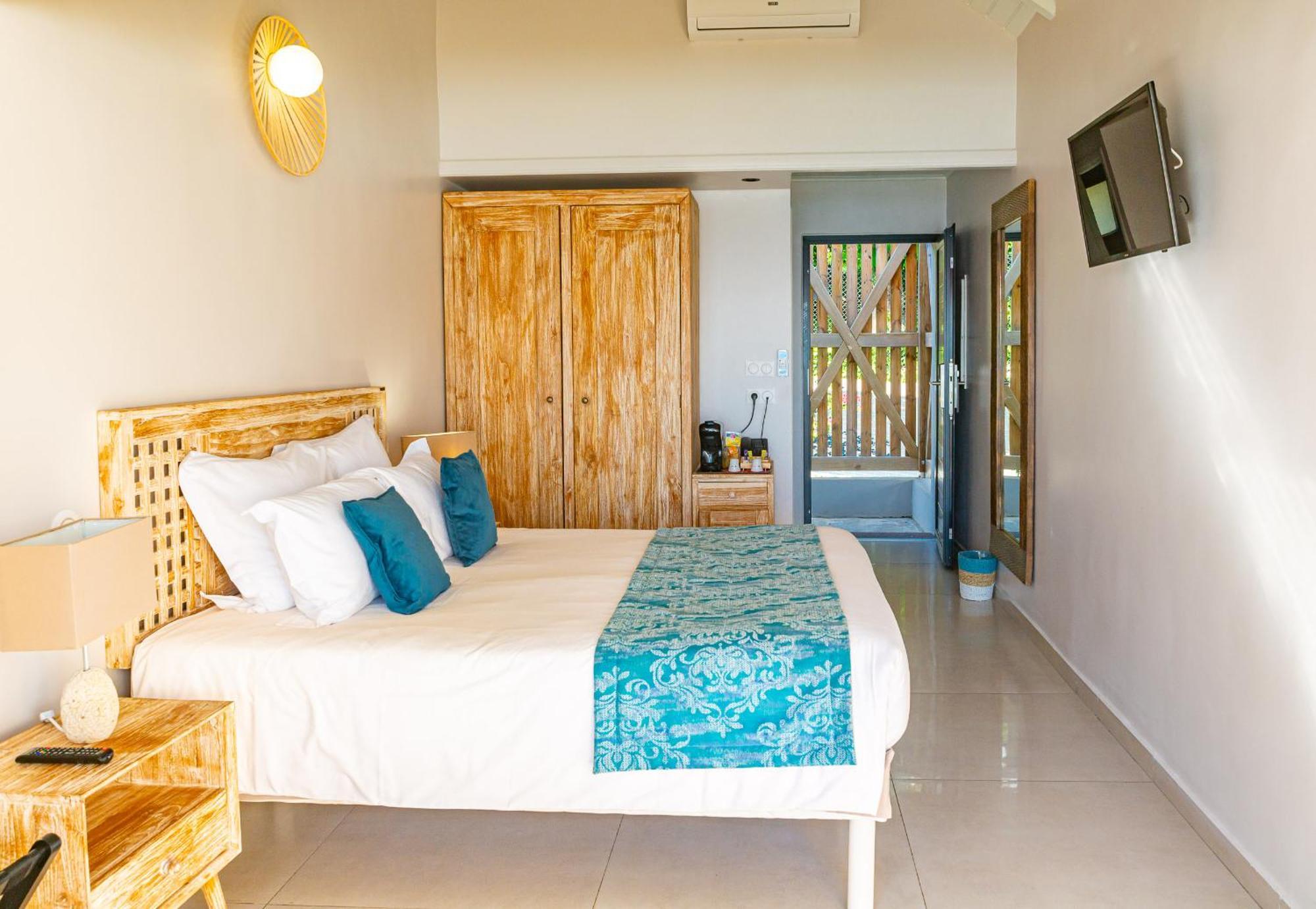 Les Galets Rouges Lodges & Spa Bouillante Exterior photo
